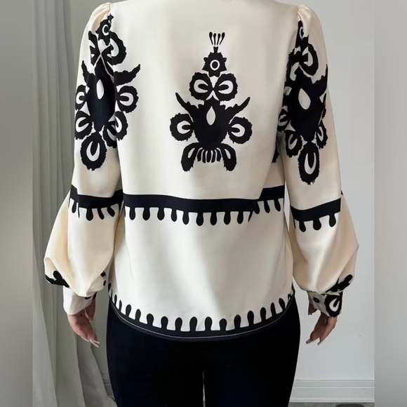 NWOT Elegant Women’s Black & White Floral Long Sleeves Blouse Large No Stretch - Picture 3 of 12